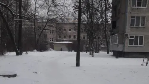Коммунальщики Петербурга завалили проезжую часть снегом в Парголово