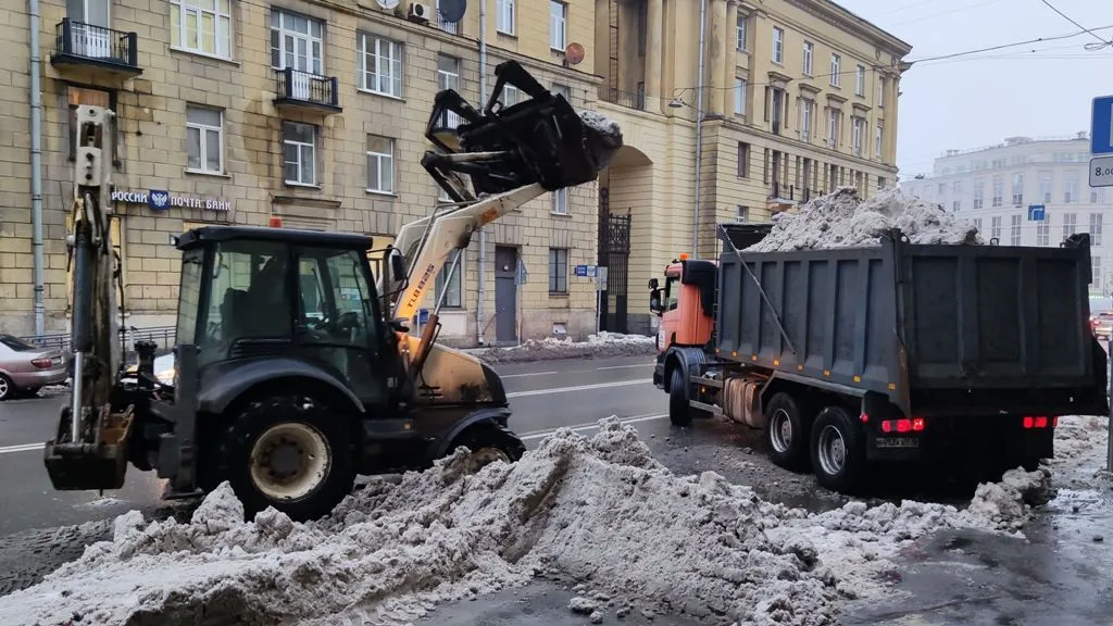 Неубранные от снега коммунальщиками Смольного улицы шокировали москвичей