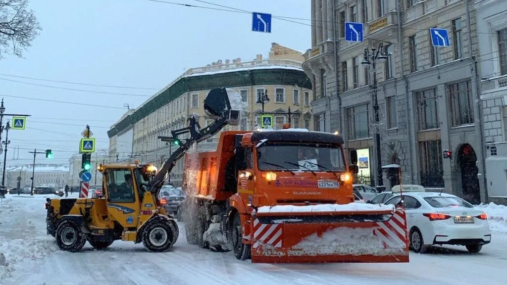 Политик Амосов выступил против отказа от закупки снегоуборочной техники в Петербурге