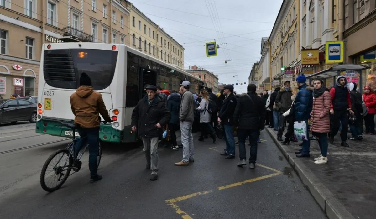 В Сети предложили выдать чиновникам из Смольного карты «подорожник» под постом об очереди на остановке на юге Петербурга