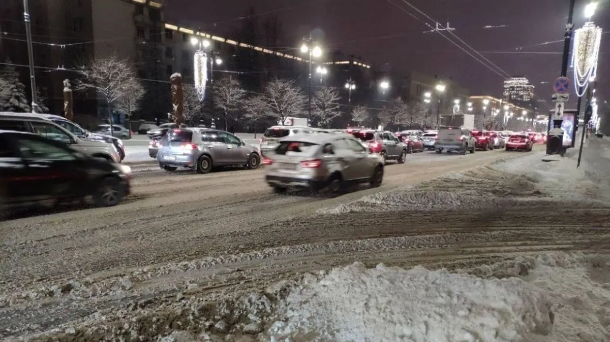 Петербуржцы форсируют лужи и «снежное месиво» из-за бездействия коммунальщиков