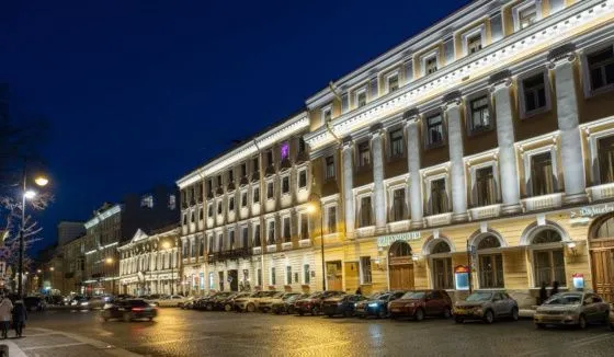 Новая подсветка украсила фасады зданий на площади Искусств и Итальянской улице