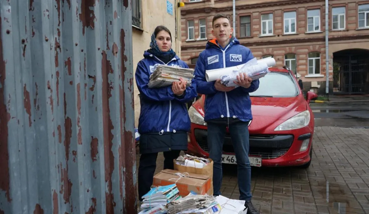 Молодогвардейцы Петербурга собрали 100 килограммов макулатуры