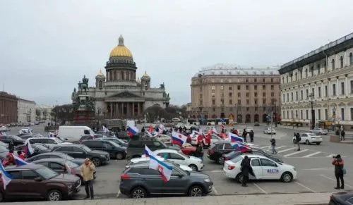 В Санкт-Петербурге прошел автопробег, приуроченный ко Дню воссоединения Крыма с Россией