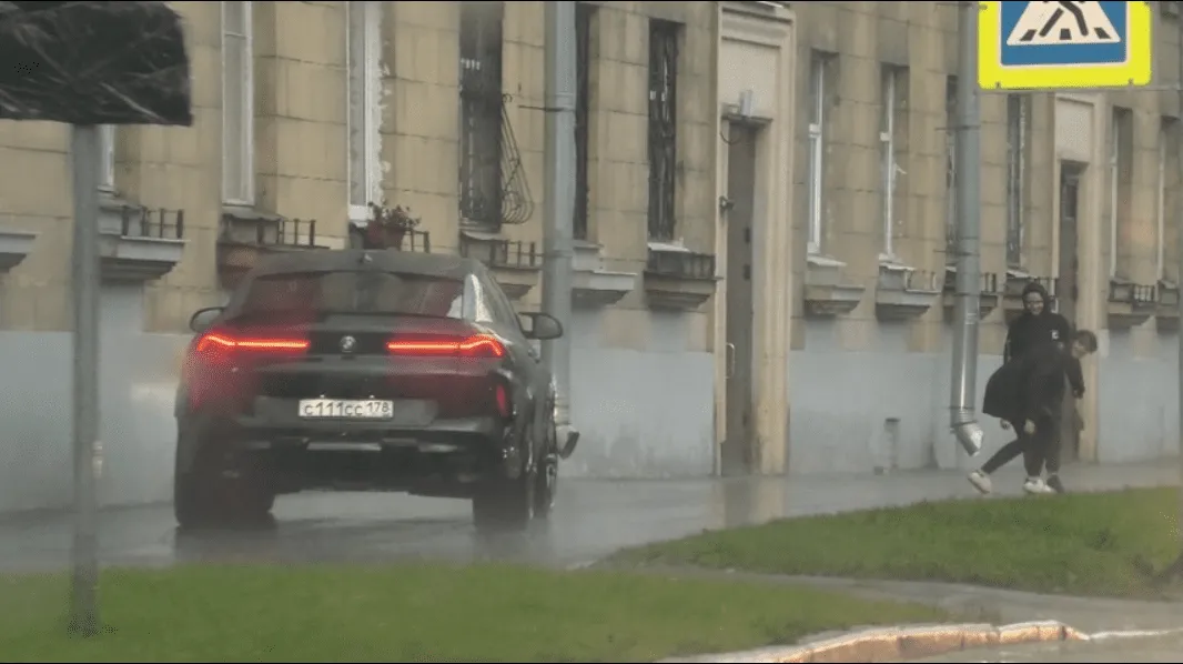 За рулем ехавшего по тротуару BMW петербуржцы узнали главу Фрунзенского района Серова
