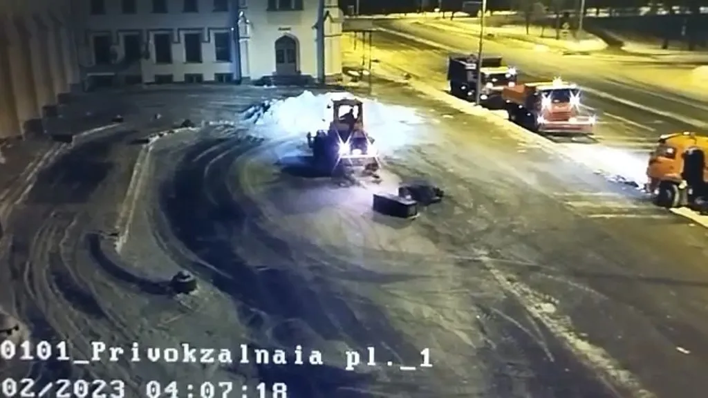 Уборочная машина сбила барона Штиглица в Петербурге