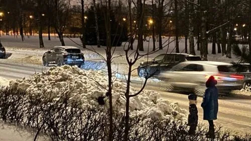 Петербуржцам негде оставить автомобили. Снегом завалены даже платные парковки от Смольного