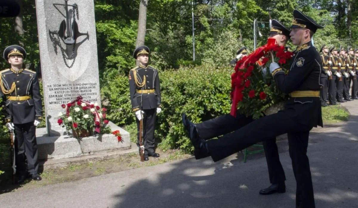 В День прорыва морской минной блокады петербуржцы возложили цветы к памятнику катерным тральщикам
