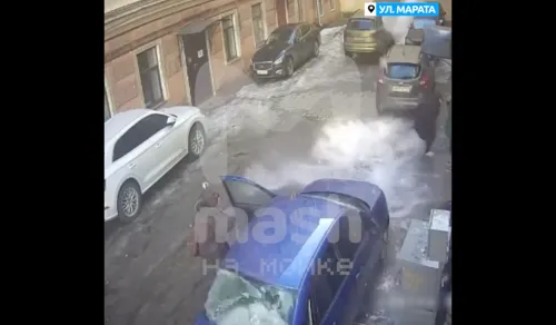 Петербуржцы публикуют пугающие кадры падения наледи с крыш