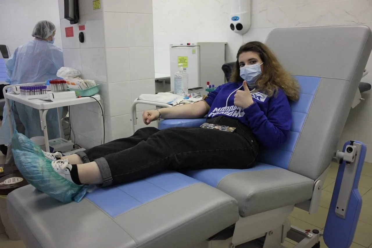 Активисты «Молодой Гвардии» Петербурга приняли участие в акции по донации крови