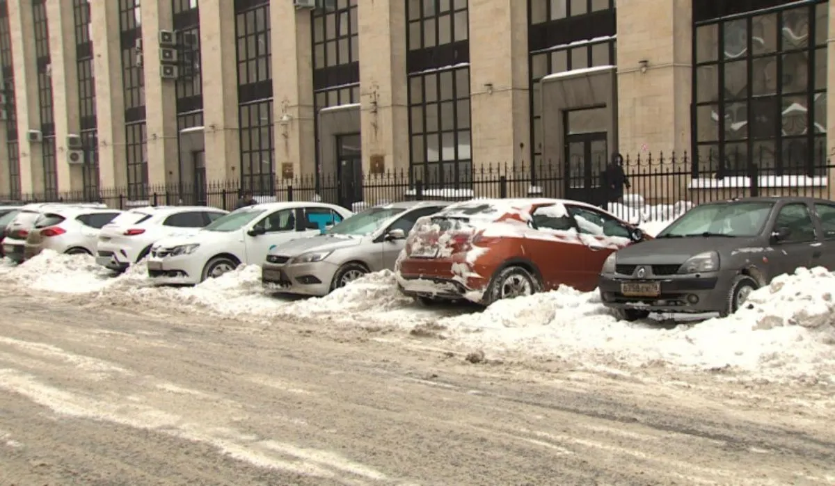 Смольный официально назначил автомобилистов виноватыми в неубранном снеге