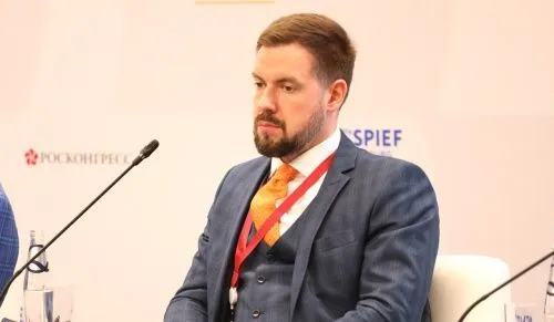 Вице-губернатор Корабельников попытался убедить горожан, что Смольный «справляется» с дефицитом в 146 млн рублей