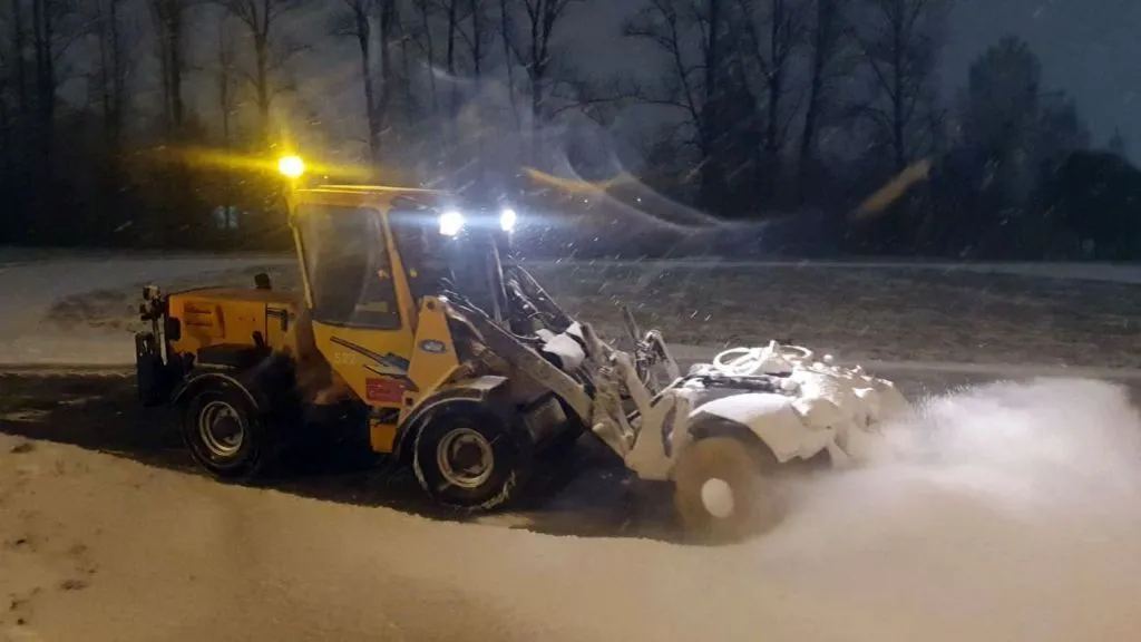 Неубранный вовремя снег спровоцировал 15 ДТП в Петербурге