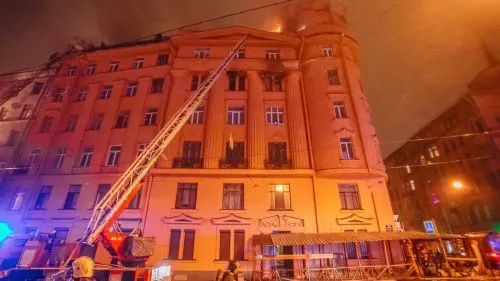 Питерское МЧС сообщило о ликвидации пожара на кровле жилого дома на набережной Карповки