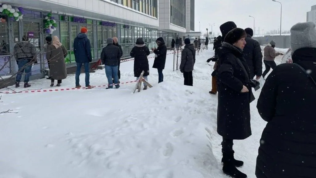 Сотни петербуржцев встретили понедельник в забитых очередями поликлиниках