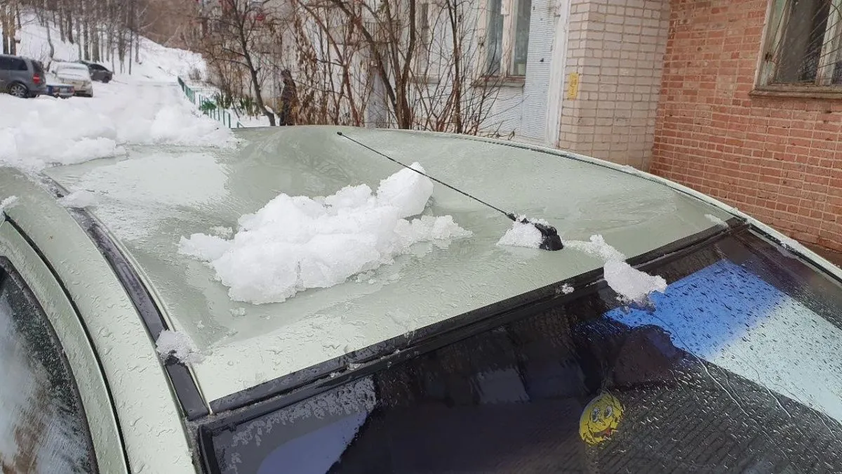 Коммунальщики закидывают машины петербуржцев снегом