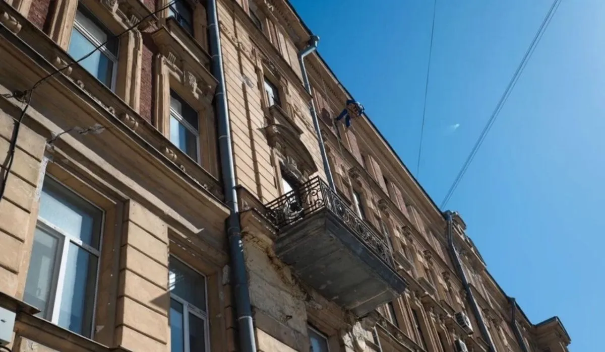 Петербург «осыпается»: Беглову напомнили про 3 тысячи аварийных балконов