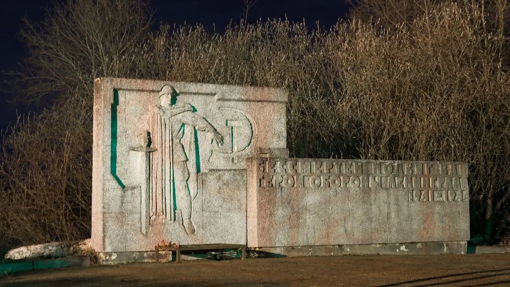 В Петербурге подсветили памятники героям Великой Отечественной войны