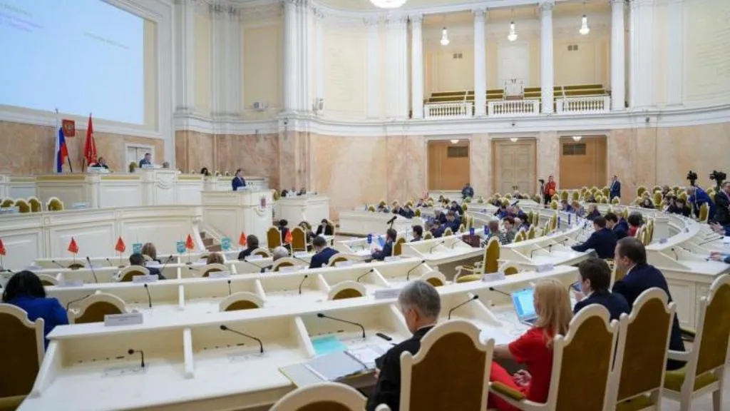 Петербургских депутатов начнут лишать мандатов за полугодовые прогулы