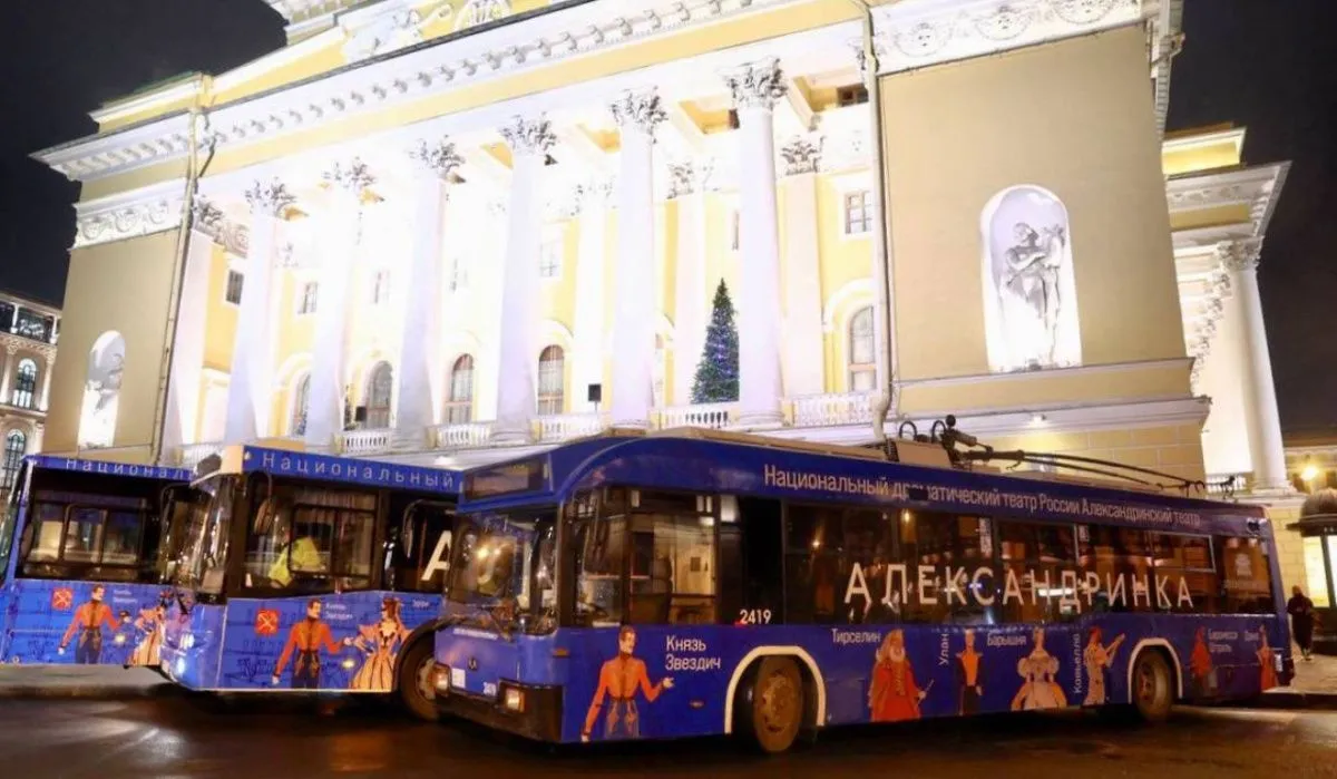 10 брендированных в честь 150-летия режиссера Всеволода Мейерхольда автобусов и троллейбусов будут курсировать по Невскому проспекту