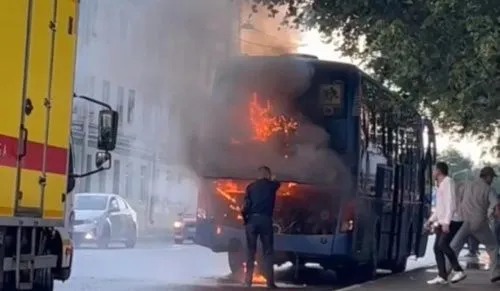 Туристический автобус загорелся на Днепропетровской улице в Петербурге