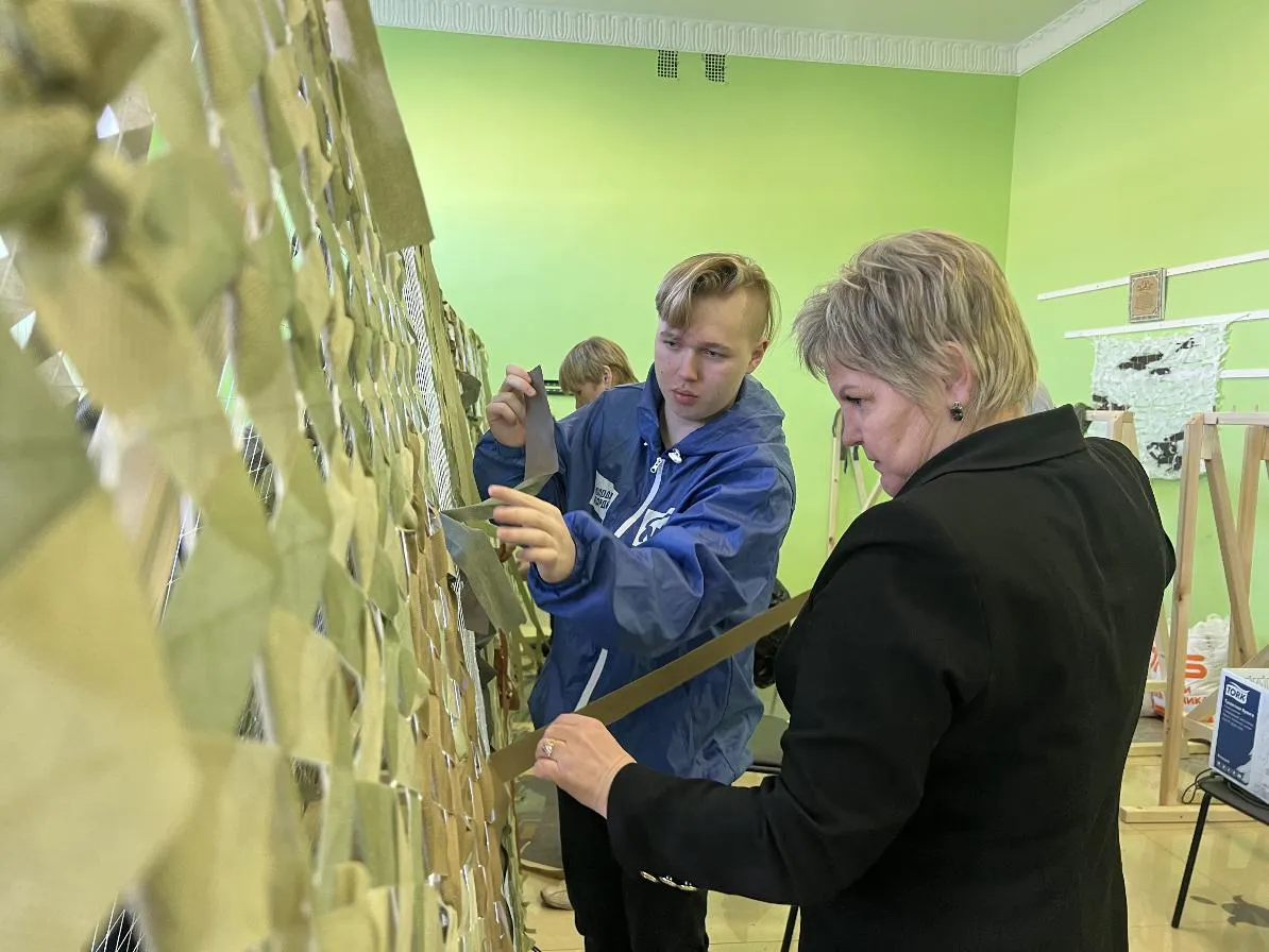 Петербургские активисты помогли изготовить маскировочные сети для военнослужащих