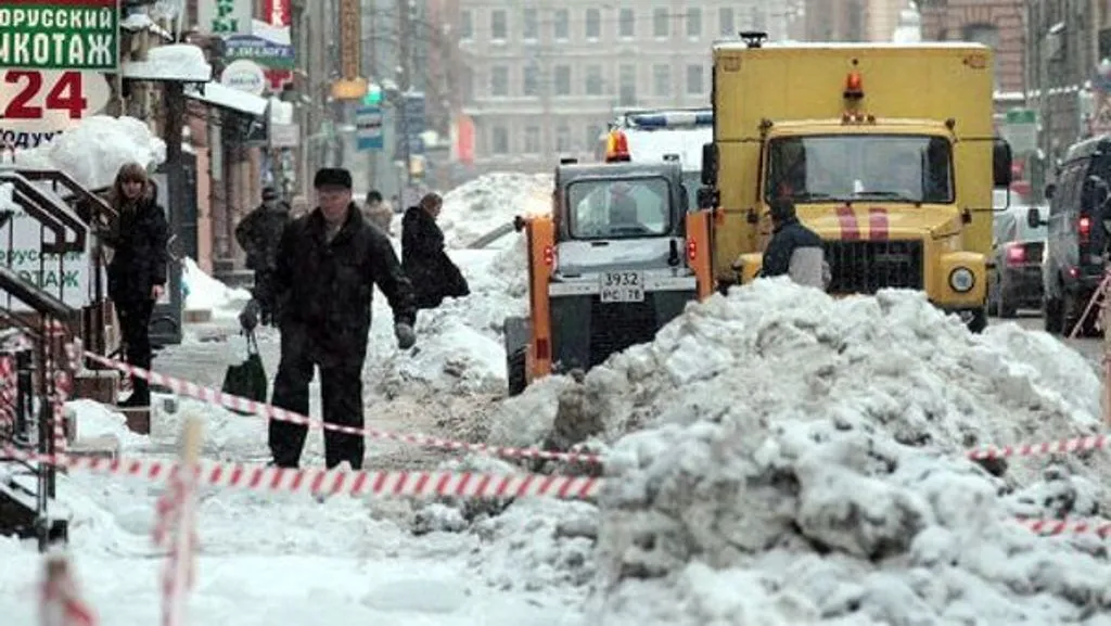 SuperJob: почти половина жителей Петербурга недовольна уборкой города зимой