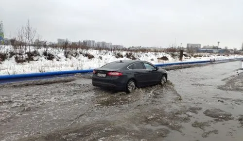 Машины «плывут» по улицам Петербурга из-за неработающих ливневок
