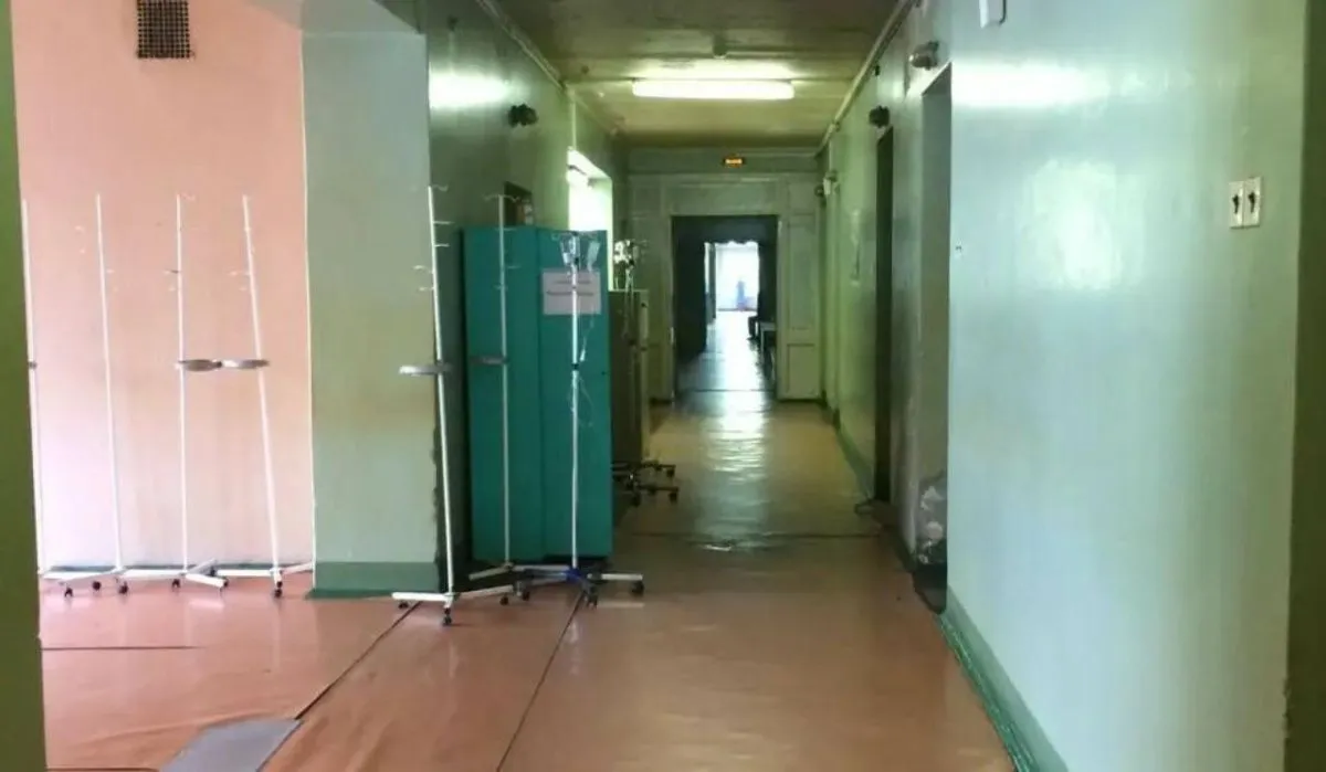 В ожидающей капитального ремонта Боткинской больницы обрушилась лестница