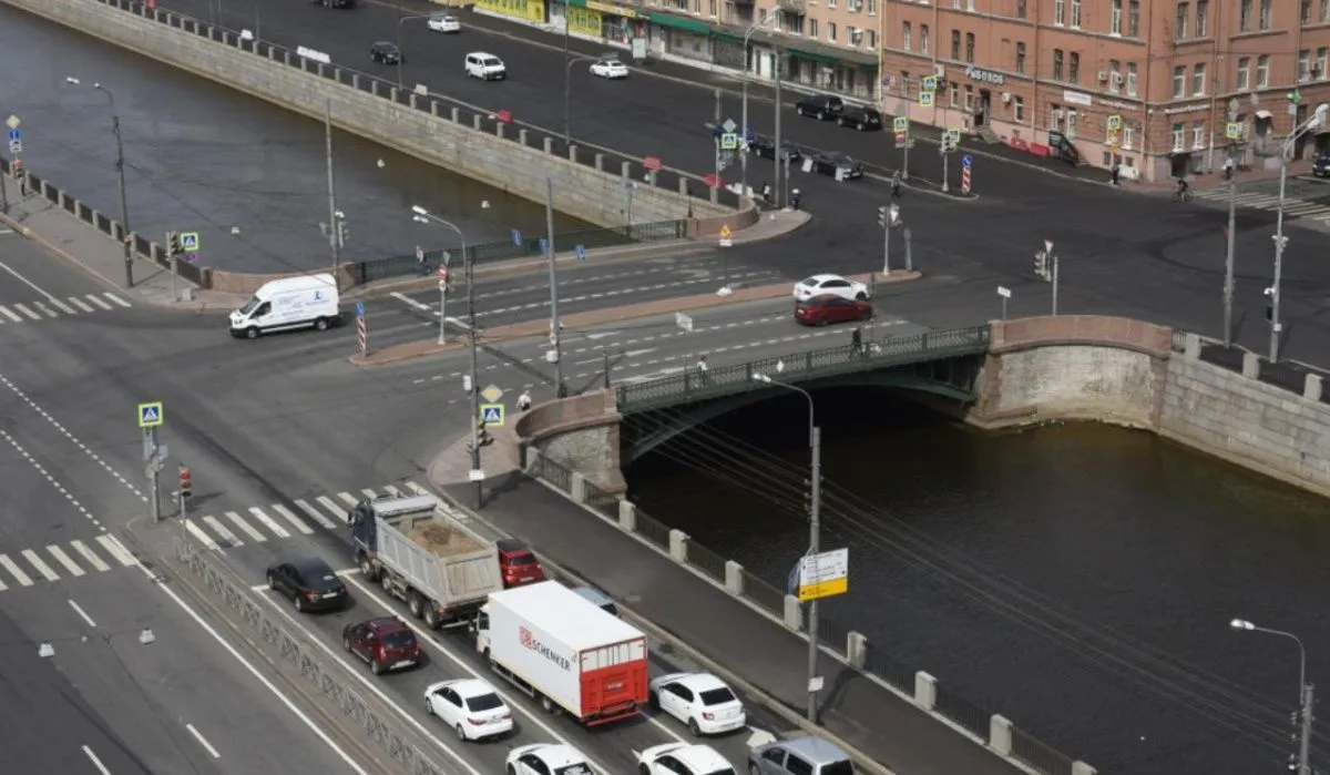 В Санкт-Петербурге на Варшавском мосту заменят дорожное покрытие