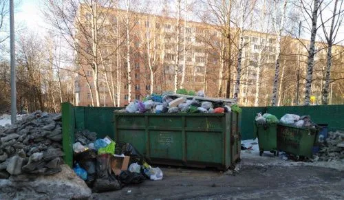 Два месяца Смольный демонстрирует неспособность наладить своевременный вывоз мусора