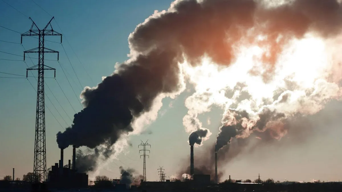 В Петербурге обнаружили загрязняющие выбросы над Кировским заводом