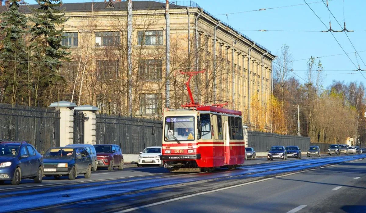 В Санкт-Петербурге завершился ремонт трамвайных путей на улице Комсомола