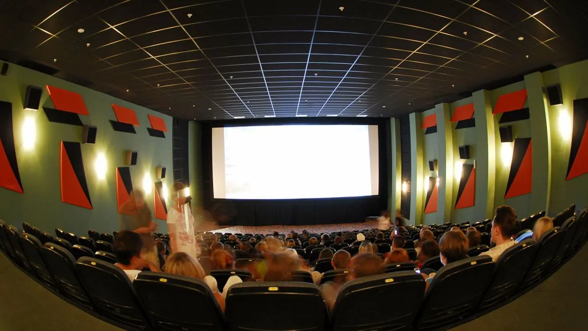 В Питере снимут ограничения на заполняемость театров и кинозалов