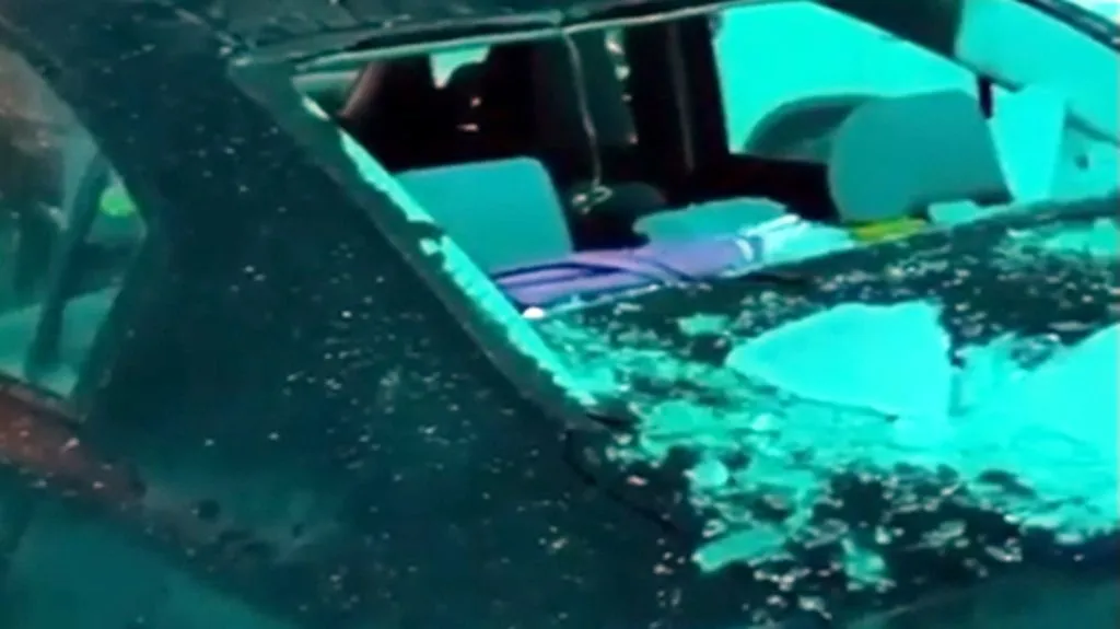 Разбитые стёкла, пробитый капот: глыбы льда падают на автомобили петербуржцев с крыш