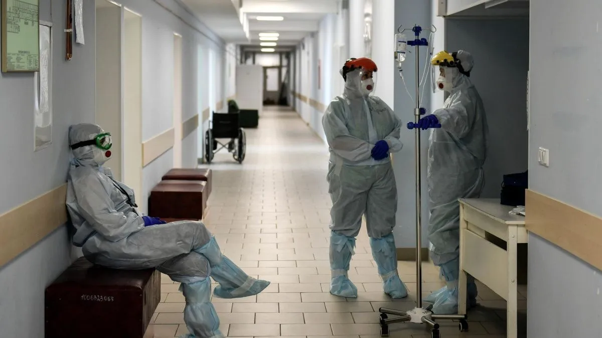 В больницы Петербурга запретили пускать посетителей